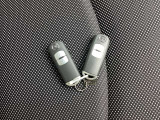 【キーフリーシステム&エンジンスタートシステム】専用キーを携帯していれば、リクエストスイッチにタッチするだけでロック・アンロックが出来ます。エンジンをかける時はエンジンスタートボタンを押すだけ!
