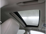 ムーンルーフを装備。天気の悪い日も車内が明るくなります。