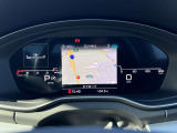 バーチャルコックピットでは、メーターやオーディオ操作、電話選択、地図の確認が可能。パネル内に高解像度の液晶ディスプレイを配置しております。