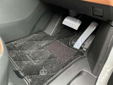 内装工程では、中古車を気持ちよくお乗りいただけるよう清掃しております。