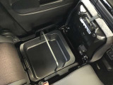 助手席シートの下には、収納BOXが有り!!