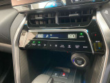 デュアルエアコンとは、運転席と助手席で、個別に温度設定ができる機能です。気温の感じ方は、人それぞれ違うもの。乗る人に優しい機能ですね。