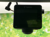 車内には小型の機器が備わり、運転時に役立つ装備を取り入れています。操作や表示の内容は機器ごとに異なりますが、日々のカーライフを支えるアイテムとしてご活用いただけます。