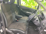 運転席まわりは前方を見渡しやすく、シートも身体を預けやすい形状です。落ち着いた色合いの室内で、足元にもゆとりがあり、日々の移動を快適に過ごせます。