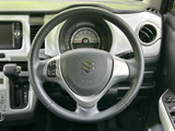 握りやすい円形の形状で、運転席からメーターや周囲の表示を確認しながら操作できます。手元には複数のスイッチも備わり、運転姿勢を大きく崩さず扱える便利な装備です。