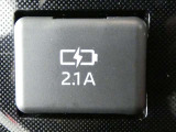 USB充電ポートです。車内でスマホなど電子機器の充電が可能です♪
