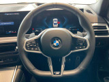 操作性に優れたステアリングは、BMWの走りを支える大事な部品です。オーディオやハンズフリー通話、クルーズコントロール関連の操作もこちらに集約されています。