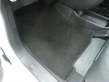 Honda認定中古車に新品の純正フロアマットを装着しました。気分よくドライブをお楽しみいただけます♪