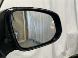 隣車線を走る車両をレーダーで検知し、ドアミラーでは確認しにくい後側方エリアに存在する車両に加え、急接近してくる車両も検知します。車両を検知するとドアミラーに搭載されたLEDインジケーターが点灯します。