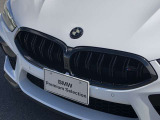 左右のキドニー・グリルの中心にはBMWのエンブレムが鎮座し、個性を放つデザイン性を兼ね備えました。