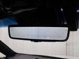 デジタルインナーミラー(前後方録画機能付)が装備されています。車両後方カメラの映像をミラー内のディスプレイに表示。車両前後のカメラで撮影した映像をデジタルインナーミラー内のSDカードに録画します。