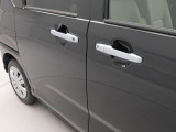 後席への乗り降りが便利な両側パワースライドドア。狭い場所でも荷物があっても乗り降り乗り降りスムーズ。