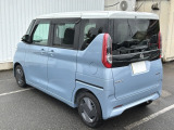コンビネーションランプを高い位置に配置、後続車に見やすいデザインで安全にも配慮。
