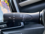 表示された文字やマークで各位置を確認しやすく、運転中に必要な操作を把握しやすい設計です。ステアリング脇に配置され、手を伸ばしやすいのもポイント。日常の運転を支える、実用的な装備です。