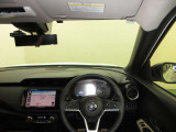 ドライバー目線で、使いやすく安全操作性と良好な視界を実現した運転席です。