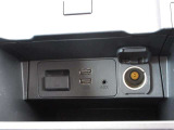 USB端子2口、AUX端子、SDカードスロットを装備。スマートフォンや音楽機器との接続がしやすく、車内でのエンターテインメントを広げる装備です。