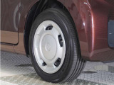 ◆純正ホイール装着車◆シンプルなデザインのホイールキャップ付きです。