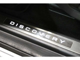足元を飾るスカッフプレートには「DISCOVERY」の文字が白く浮かび上がります。ドアを開けた瞬間に刻印が点灯し、夜間でも乗降時の足元をさりげなく導いてくれます。