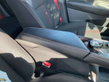 フロントシートにはセンターアームレスト付き、長時間の運転で疲れた腕を乗せてください。