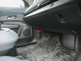 アドバンスド アンビエント ライティング!調整機能により、車内の雰囲気を自在に変えられるのが魅力。さらに、プロパイロットに連動し、モードで色が変化。視覚的な演出で、より上質なドライブ体験を愉しめます。