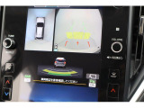 シフトレバーをリバースにすると連動してサイドカメラ映像&バックセンサーに切り替わります。スイッチ一つでフロントカメラへの切り替えも出来ます