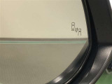 《ブラインドスポットモニター(BSM)》隣の車線を走るクルマをレーダーで探知。ドアミラーでは確認しづらい死角エリアのクルマを、ミラーについたLEDインジケーターを点滅させ、ドライバーに注意を促します。