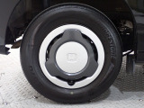 ホイールは車のデザインにマッチした専用タイプです。