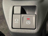 指先だけで簡単に操作が可能な電動パーキングブレーキを採用。「HOLD」スイッチを押すと、渋滞や信号待ちなどでブレーキペダルから足を離しても、ブレーキを保持するので安心です