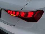 Audiのテールライトは、スタイリッシュで洗練されたデザインが特徴で、多くのモデルでLEDテールライトを採用しております。また、テールライトには動的ウィンカー機能が搭載されているモデルもあります。