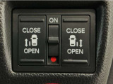 【両側パワースライドドア】両側がパワースライドドアになっており、運転席のスイッチやスマートキーでも開閉が可能です!開口部も広いので乗り降りも楽々♪