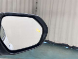 ウインカーミラーにはBSM(ブラインドスポットモニター)を搭載。隣を走る車両が死角に入るとLEDインジケーターを点灯。また、ウィンカーを出すとインジケーターも光って点滅!注意を促してくれます