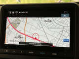 鮮明な地図表示で、運転中の視認性に優れています。最新の交通情報も取得し、スムーズなナビゲーションをサポートします。