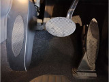 【アルミフットペダル】アクセルとブレーキペダル・フットレストをアルミにすることで車内のスポーティさと高級感を演出いたします☆