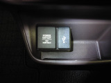 12V電源ソケットを設置しております。周辺機器の充電にご利用頂けます。便利なUSBジャックも付いています。
