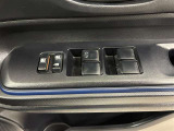 格納式リモコンドアミラーと、パワーウィンドウマスタースイッチです。車内の換気も運転席から簡単に行えます。