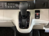 シフトはインパネシフト、パーキングブレーキは電子制御なので運転席と助手席の間はすっきりしています。