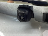 車の後方に小型カメラが付いておりバックする際の後方の様子をモニター上に表示します。