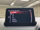 FMやAM、Bluetoothなど複数の音源を選べるメニューを表示。好みの音楽や音声に合わせて切り替えやすく、日々の移動時間に便利に活用いただけるオーディオ環境です。