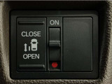 【パワースライドドア】助手席側がパワースライドドアになっており、運転席のスイッチやスマートキーでも開閉が可能です!開口部も広いので乗り降りも楽々♪