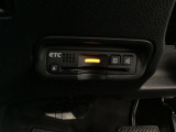 ハンドルの左下にETCがついています。高速道路の料金所の通過も楽々です。 カードの取り出しもしやすい場所についています。