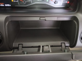 運転席前にも収納スペースがございます!