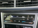 タッチコントロール式2ゾーンフルオートエアコンパネル。運転席、助手席それぞれ独立して温度管理が可能です。花粉やダストを除去するフレッシュエアフィルターも装備され、クリーンな室内環境を保ちます。