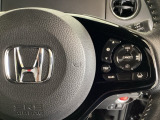 ハンドルにHondaセンシング系のクルーズコントロールやレーンキープアシストなどの操作スイッチが装備されています。ハンドルから手を離さず安全に操作できます。