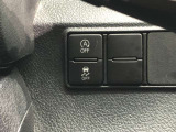 信号待ちや渋滞などで停車した際にエンジンを停止し、無駄な燃料の消費を抑えます。燃費向上や環境保護にも役立つと言われています。ブレーキを離せば、エンジンは再始動します。