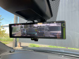 【インテリジェントルームミラー】です。車両後方のカメラ映像がミラー(液晶画面)に写るので、後席の人や荷物が写りこみません。夜間や悪天候でも視界が良好です♪