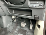 駐車ブレーキは足踏み式です