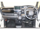 操作性に優れた運転席となります!小物入れや各ボタンの配置にこだわり、使いやすいです!座り心地もよく視認性も良好なのでロングドライブもお任せ下さい!
