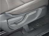 ◆シートハイトアジャスター◆運転席を上下に高さ調節ができます!運転ポジションを体格に合わせてシート調整できます。