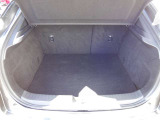 買い物袋や通勤バッグなど、日常使いに合わせやすい荷室です。