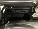 【インパネアッパーボックス】運転席前にはスマートフォンや財布などを収納ができます。